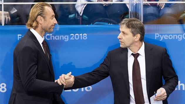 Trenér české hokejové reprezentace Josef Jandač (vpravo) přijímá gratulaci asistenta Václava Prospala k těsné výhře nad Jižní Koreou.