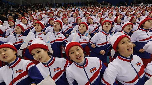 Severokorejské fanynky vytvořily během utkání domácí reprezentace s Českem ojedinělé choreografie.