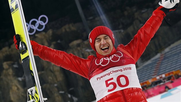 Polsk skokan na lych Kamil Stoch se raduje z triumfu na velkm mstku.