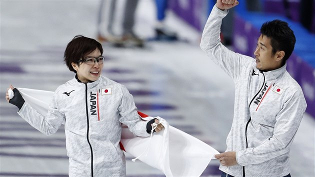 Japonsk rychlobruslaka Nao Kodairaov slav po boku svho trenra triumf v zvod na 500 metr, v nm Karolna Erbanov vyjela bronz.