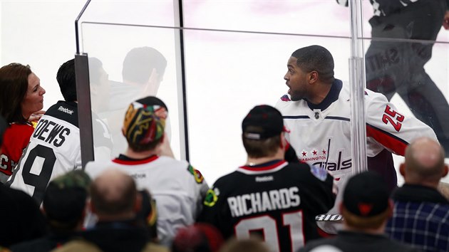 Devante Smith-Pelly, útočník Washington Capitals, poslouchá rasistické urážky fanoušků Chicago Blackhawks.