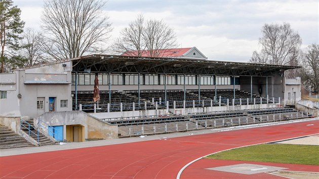 Tribuna atletického stadionu na Sokolském ostrově v Českých Budějovicích potřebuje opravu.