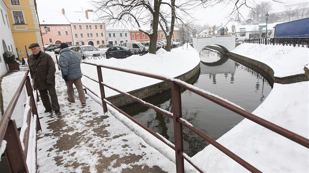 Na zkm baroknm most pes ku Brtniku se potkvaj chodci i nkladn auta. V Brtnici by proto chtli postavit novou lvku u kany, kde u v minulosti bvala.