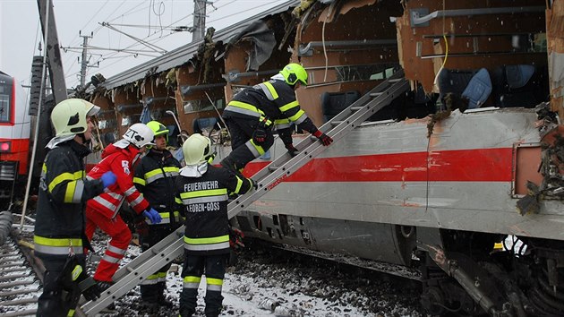 Jedna žena zahynula a 22 lidí bylo lehce zraněno při pondělní srážce dvou vlaků na jihu Rakouska (12. února 2018)
