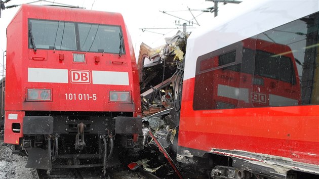 Jedna žena zahynula a 22 lidí bylo lehce zraněno při pondělní srážce dvou vlaků na jihu Rakouska (12. února 2018)
