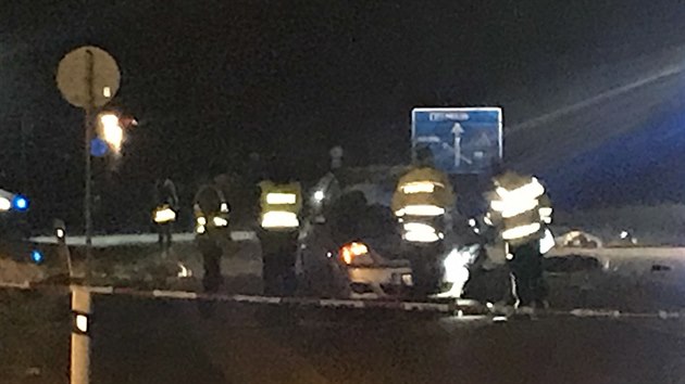 Zchrani a policist zasahuj u eskho Brodu u nehody, pi kter automobil srazil a zabil dva chodce (13. nora 2018).