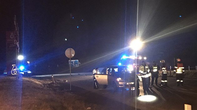 Z�chran��i a policist� zasahuj� u �esk�ho Brodu u nehody, p�i kter� automobil srazil a zabil dva chodce (13. �nora 2018).