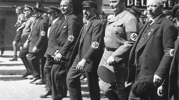 Hermann Göring v roce 1934 v prvomájovém průvodu. Žil si však docela jinak než dělníci.