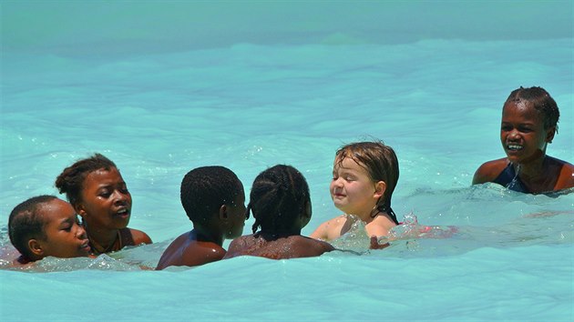 Bílé dítě je v Zanzibaru zaručeným lákadlem. A když je navíc svolné k vodním hrátkám, rodí se kamarádství rychle.