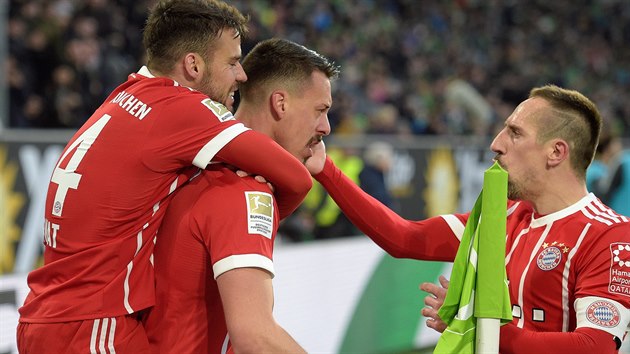 Fotbalisté Bayernu Mnichov oslavují gól Sandra Wagnera (uprostřed).