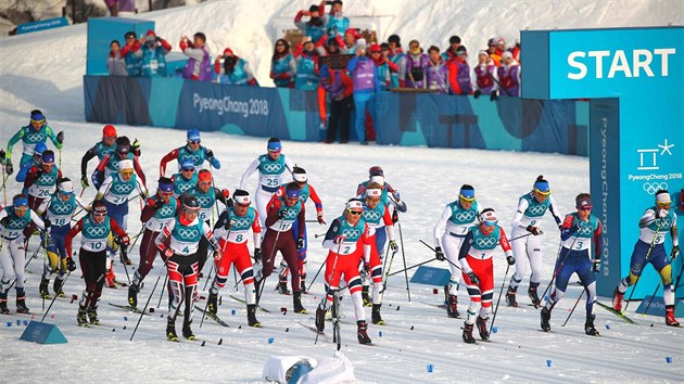 Start olympijskho zvodu bky ve skiatlonu na 15 kilometr v pchongchangskm Alpensia Cross-Country Skiing Centre. (10. nora 2018)