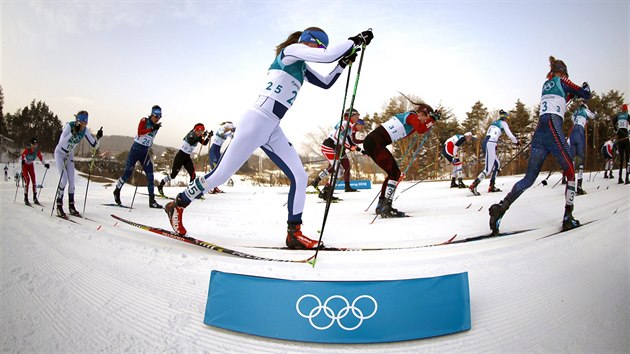 Finsk bkyn Johanna Matintalov (uprosted) ve skiatlonovm zvodu na 15 kilometr v pchongchangskm Alpensia Cross-Country Skiing Centre. (10. nora 2018)