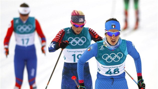 Italsk bkyn Ilaria Debertolisov (zprava), Amerianka Kikkan Randallov a eka Petra Novkov ve skiatlonovm zvodu na 15 kilometr v pchongchangskm Alpensia Cross-Country Skiing Centre. (10. nora 2018)