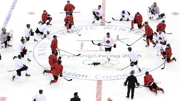 Trnink kanadskch hokejist v jihokorejsk Kangnung Hockey Centre. (10. nora...