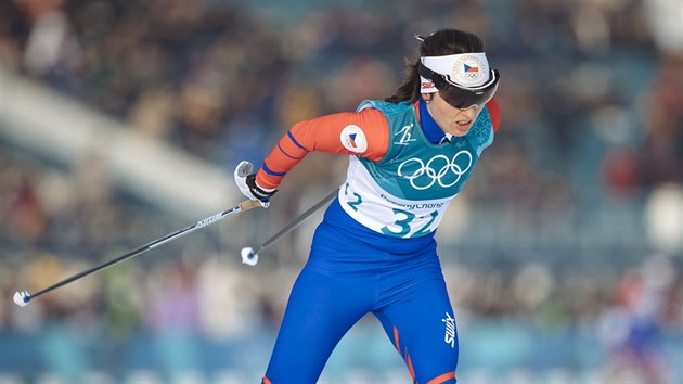 esk bkyn Kateina Beroukov ve skiatlonovm zvodu na 15 kilometr v pchongchangskm Alpensia Cross-Country Skiing Centre. (10. nora 2018)