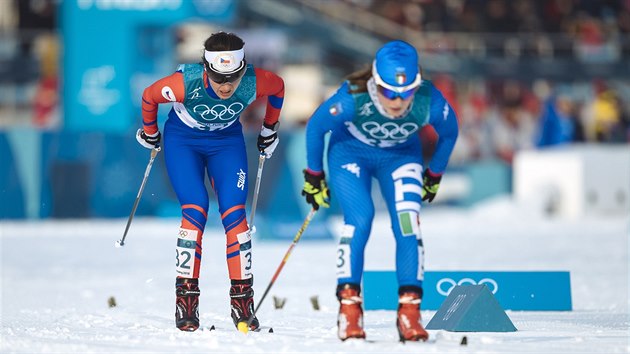 esk bkyn Kateina Beroukov (vlevo) ve skiatlonovm zvodu na 15 kilometr v pchongchangskm Alpensia Cross-Country Skiing Centre. (10. nora 2018)