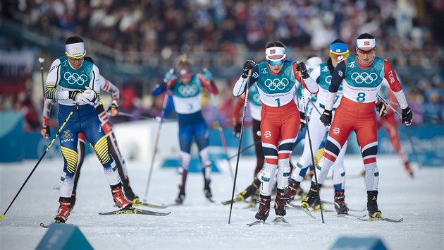 vdka Charlotte Kallaov (vlevo) a Norka Marit Bjrgenov (vpravo) ve skiatlonovm zvodu na 15 kilometr v pchongchangskm Alpensia Cross-Country Skiing Centre. (10. nora 2018)