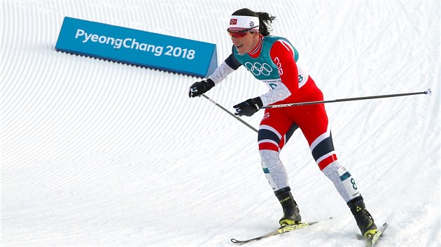 Norsk bkyn Marit Bjrgenov ve skiatlonovm zvodu na 15 kilometr v pchongchangskm Alpensia Cross-Country Skiing Centre. (10. nora 2018)