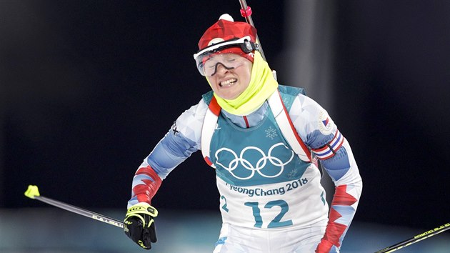 esk biatlonistka Veronika Vtkov v cli olympijskho sprintu na 7,5...