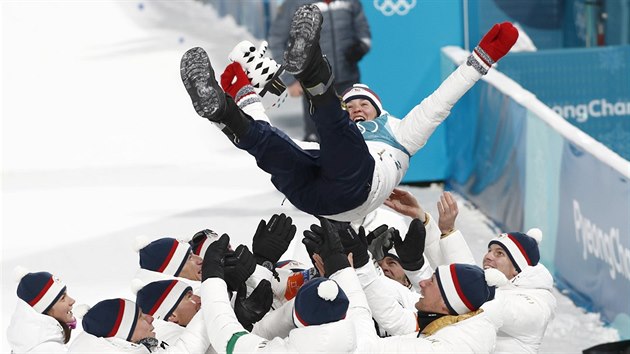 Biatlonistka Veronika Vtkov slav se svmi trenry spn sprint na 7,5 kilometru. V nm esk zvodnice zskala bronzovou medaili. (10. nora 2018)