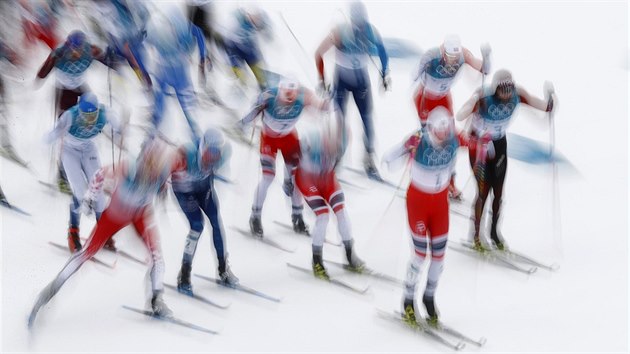 Bci ve skiatlonu na 15+15 kilometr krtce po startu v pchongchangskm Alpensia Cross-Country Skiing Centre. (11. nora 2018)