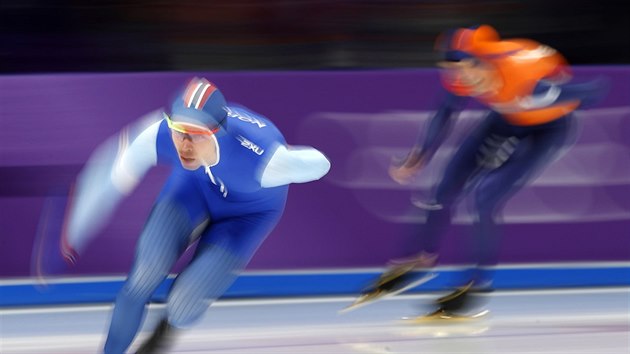 Norsk rychlobrusla Simen Spieler Henriksen (vlevo) a Nizozemec Bob de Vries v zvod na 5000 metr na olympijskm ovlu v Kangnungu. (11. nora 2018)