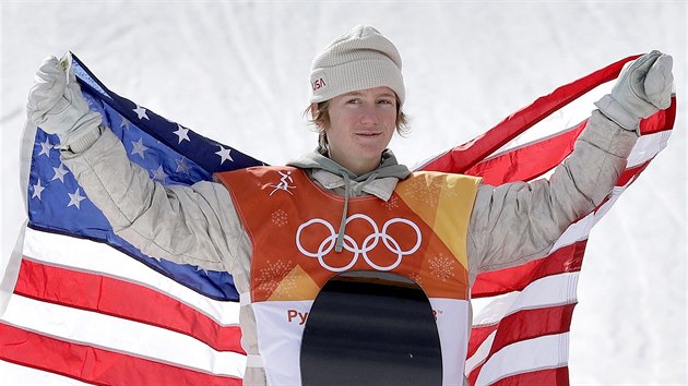 Sedmnctilet americk snowboardista Red Gerard zvtzil v olympijskm...