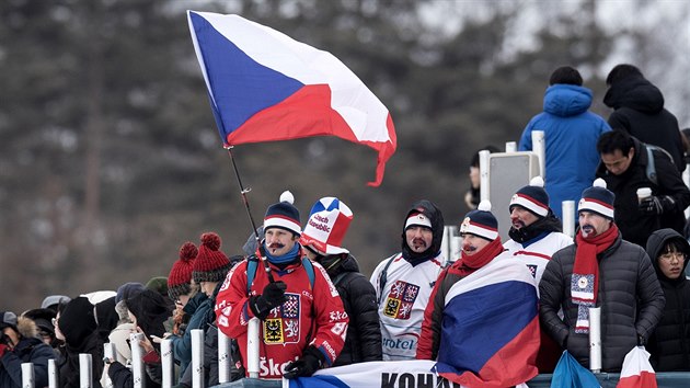 Čeští fanoušci sledují skiatlonový závod mužů na 15+15 kilometrů v pchongčchangském Alpensia Cross-Country Skiing Centre. (11. února 2018)
