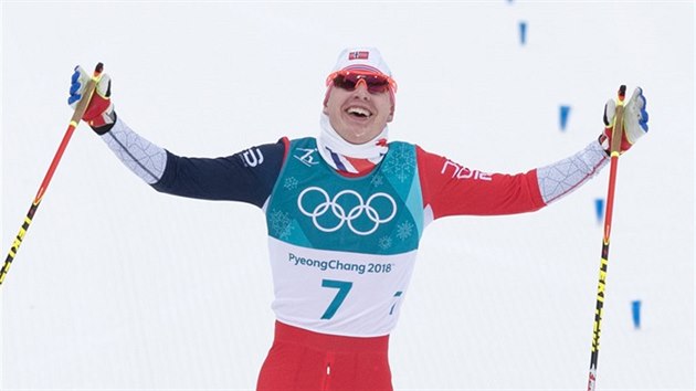 Norsk� b�ec Simen Hegstad Kr�ger zv�t�zil v olympijsk�m skiatlonu na 15+15 kilometr�. (11. �nora 2018)