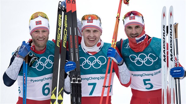 V olympijském skiatlonu mužů na 15+15 kilometrů obsadili všechny medailové pozice Norové. Zvítězil Simen Hegstad Krüger (uprostřed). (11. února 2018)