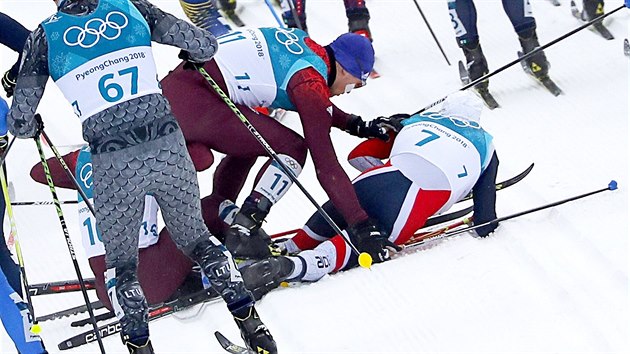 Kolize ruskch zvodnk Denise Spicova a Andreje Larkova s Norem Simenem Hegstad Krgerem v olympijskm skiatlonu na 15+15 kilometr. (11. nora 2018)