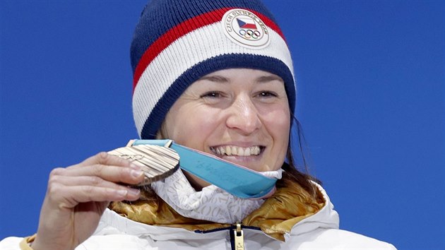 esk biatlonistka Veronika Vtkov dostala na ceremonilu bronzovou medaili za...