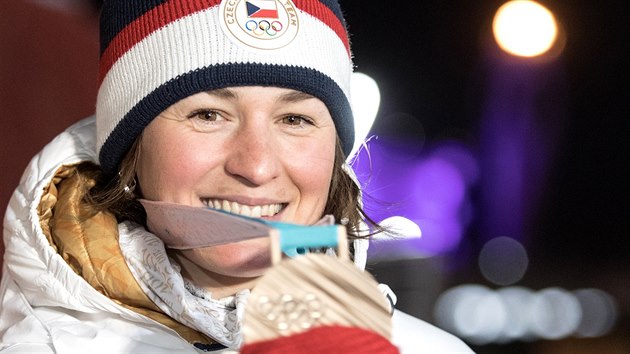 esk biatlonistka Veronika Vtkov pevzala na ceremonilu bronzovou...