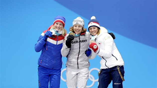 esk biatlonistka Veronika Vtkov (vpravo) pevzala na ceremonilu bronzovou medaili za sprint na 7,5 kilometru. Zlato bere Nmka Dahlmeierov, stbro Norka Olsbuov. (11. nora 2018)