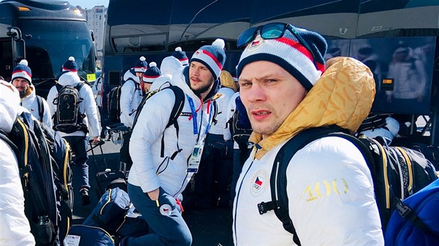 Pjezd eskch hokejist do olympijsk vesnice v Pchjongchangu. (12. nora...