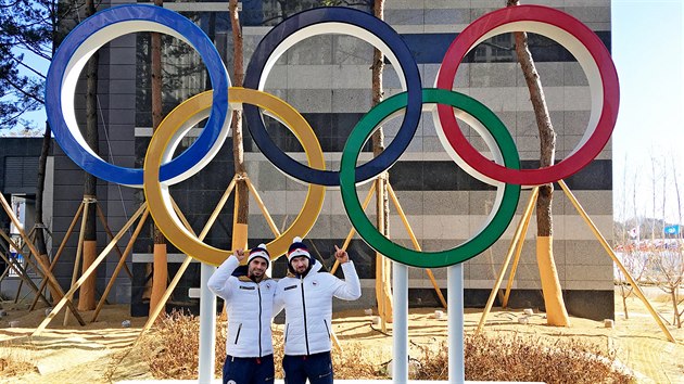 Pjezd eskch hokejist do olympijsk vesnice v Pchjongchangu. (12. nora...