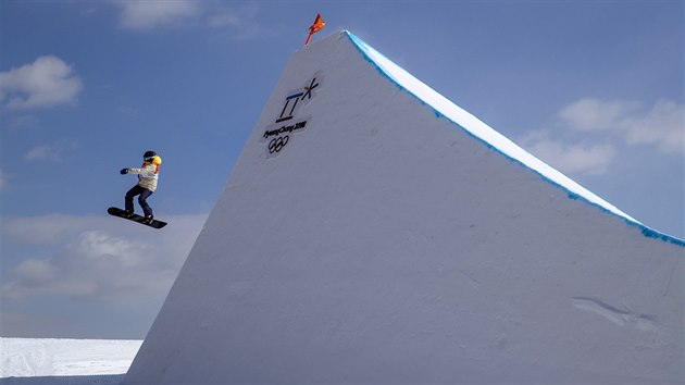 vcarsk snowboardistka Sina Candrianov pi finlov jzd slopestylu na olympid v jihokorejskm Pchjongchangu. (12. nora 2018)