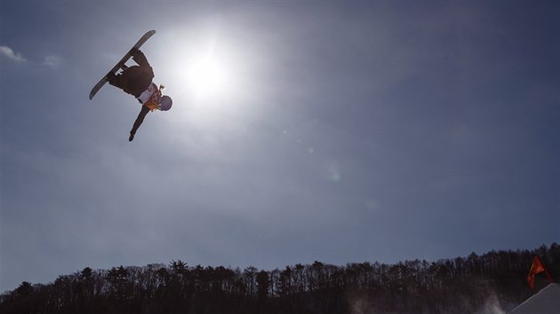 Rakousk snowboardistka Anna Gasserov pi finlov jzd slopestylu na olympid v jihokorejskm Pchjongchangu. (12. nora 2018)