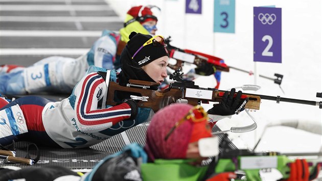 Norsk biatlonistka Marte Olsbuov ve sthacm zvod na 10 kilometr v...