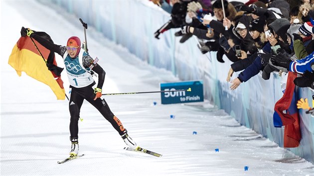 ZLATO. Nmeck biatlonistka Laura Dahlmeierov zvtzila v olympijskm sthacm zvodu na 10 kilometr. (12. nora 2018)