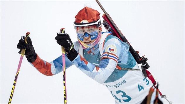 esk biatlonistka Eva Puskarkov v cli sthacho zvodu na 10 kilometr v jihokorejskm Pchjongchangu. (12. nora 2018)