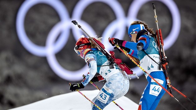 esk biatlonistka Eva Puskarkov (vlevo) v souboji s Italkou Nicole Gontierovou ve sthacm zvodu na 10 kilometr v jihokorejskm Pchjongchangu. (12. nora 2018)