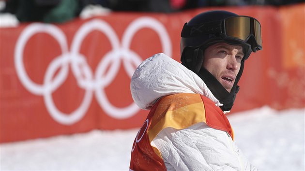 LEGENDA. Americk snowboardista Shaun White v olympijsk kvalifikaci na U-ramp. (13. nora 2018)