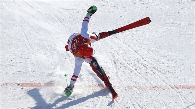 CLOV AKROBACIE. Rakousk lya Marcel Hirscher pi slalomu v olympijsk superkombinaci. (13. nora 2018)