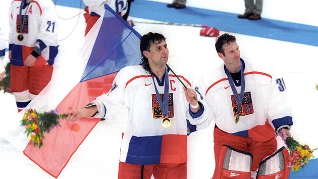 OSLAVY. Vladimír Růžička a Dominik Hašek krátce po medailovém ceremoniálu v Naganu. (22. února 1998)