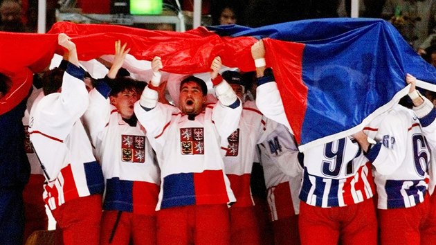 ZLATO. et hokejist oslavuj senzan vtzstv v olympijskm turnaji v japonskm Naganu. (22. nora 1998)