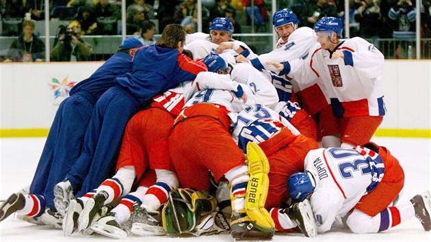 ZLATO. Čeští hokejisté oslavují senzační vítězství v olympijském turnaji v japonském Naganu. (22. února 1998)
