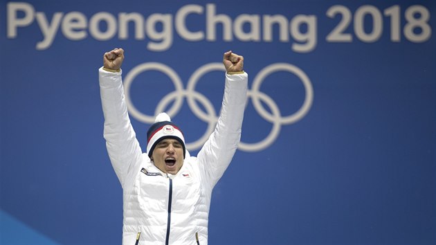 STBRO. esk biatlonista Michal Krm obdrel na slavnostnm ceremonilu stbrnou olympijskou medaili, kterou vybojoval ve sprintu na 10 kilometr. (13. nora 2018)