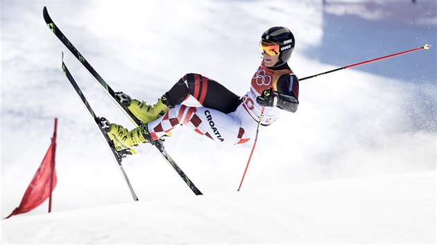 Chorvatsk lyaka Leona Popovi spadla v prvnm kole olympijskho obho slalomu. (15. nora 2018)