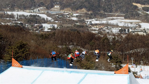 Olympijsk kvalifikace muskho snowboardcrossu v jihokorejskm Pchjongchangu. (15. nora 2018)